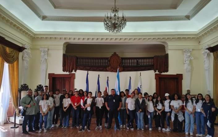 Estudiantes visitan Antigua Casa Presidencial